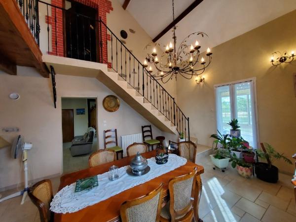 Domaine parsemé de plusieurs étangs, sa maison t4 et sa dépendance t2+2.