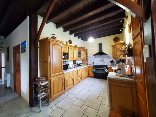 Domaine parsemé de plusieurs étangs, sa maison t4 et sa dépendance t2+2.