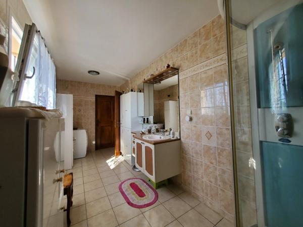 Domaine parsemé de plusieurs étangs, sa maison t4 et sa dépendance t2+2.