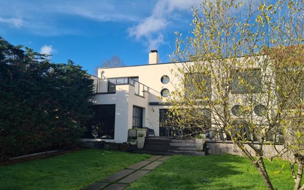 Maison à vendre    6 pièces • 210 m2 Nantes