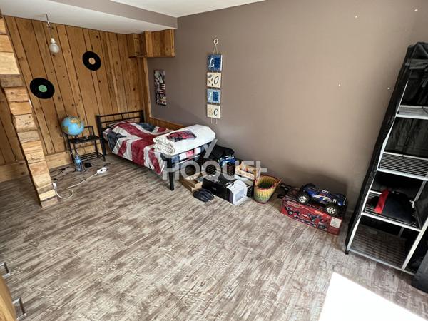 Charmante Maison à Vendre à Montchal - 8 Pièces avec Grand Terrain !