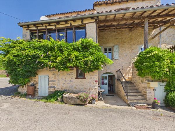 Secteur Tarn-et-Garonne. Maison de village bien équipée avec de bonnes pièces et un jardin attrayant
