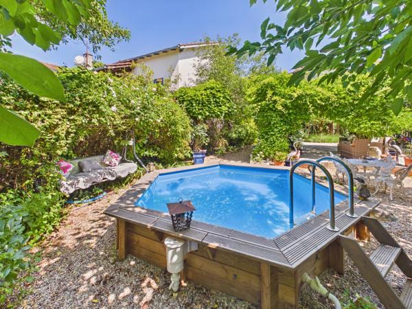 Secteur Tarn-et-Garonne. Maison de village bien équipée avec de bonnes pièces et un jardin attrayant