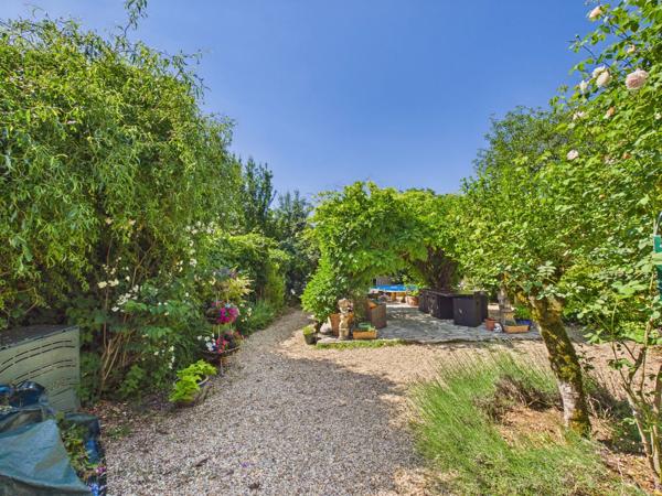 Secteur Tarn-et-Garonne. Maison de village bien équipée avec de bonnes pièces et un jardin attrayant