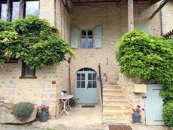 Secteur Tarn-et-Garonne. Maison de village bien équipée avec de bonnes pièces et un jardin attrayant