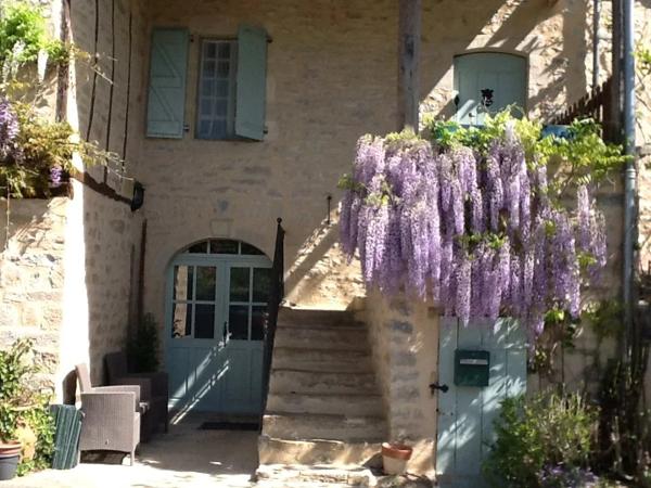 Secteur Tarn-et-Garonne. Maison de village bien équipée avec de bonnes pièces et un jardin attrayant
