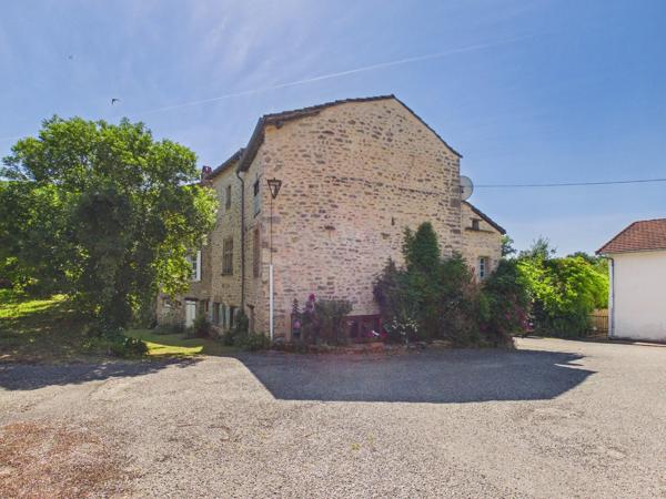 Secteur Tarn-et-Garonne. Maison de village bien équipée avec de bonnes pièces et un jardin attrayant