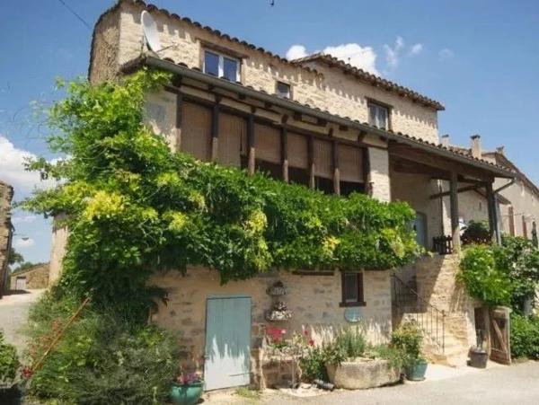 Secteur Tarn-et-Garonne. Maison de village bien équipée avec de bonnes pièces et un jardin attrayant