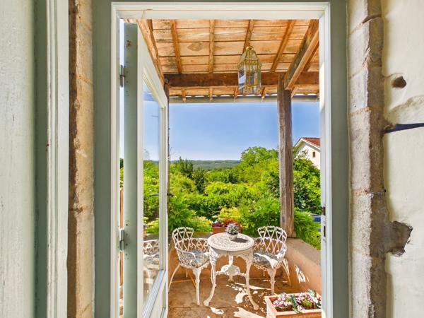 Secteur Tarn-et-Garonne. Maison de village bien équipée avec de bonnes pièces et un jardin attrayant