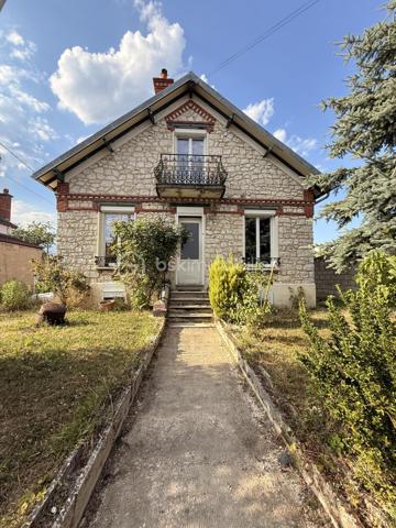Découvrez cette belle maison en pierre meulière d’environ 100 m², de 6 pièces alliant le charme de l’ancien et le confort moderne.

Elle se compose d’une entrée donnant sur un salon lumineux, d’une cuisine aménagée et équipée, d’un séjour convivial ouvrant sur une agréable terrasse, d’un bureau, ainsi que de 4 chambres (dont 3 espaces nuits) réparties sur deux niveaux, dont une suite parentale.
Un sous-sol (non accessible en voiture) complète l’ensemble, offrant de beaux espaces de rangement.
Un rafraîchissement est à prévoir !

👉 Les atouts majeurs :
. Cette maison a bénéficié de travaux d’isolation, dispose du double vitrage, d’un poêle à granulés et d’une toiture en excellent état.
. Classe énergétique : D
. Une belle dépendance indépendante d’environ 50 m², comprenant un salon-séjour, une cuisine, deux chambres et une salle d’eau. Idéale pour accueillir de la famille, des amis ou envisager un revenu locatif.

L’ensemble est édifié sur un terrain agréable, dans un secteur calme et recherché, à proximité des commerces, écoles et transports.

✨ Une maison pleine de charme, prête à accueillir vos projets de vie ! Visite virtuelle sur demande !!