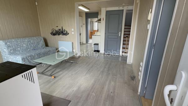 Découvrez cette belle maison en pierre meulière d’environ 100 m², de 6 pièces alliant le charme de l’ancien et le confort moderne.

Elle se compose d’une entrée donnant sur un salon lumineux, d’une cuisine aménagée et équipée, d’un séjour convivial ouvrant sur une agréable terrasse, d’un bureau, ainsi que de 4 chambres (dont 3 espaces nuits) réparties sur deux niveaux, dont une suite parentale.
Un sous-sol (non accessible en voiture) complète l’ensemble, offrant de beaux espaces de rangement.
Un rafraîchissement est à prévoir !

👉 Les atouts majeurs :
. Cette maison a bénéficié de travaux d’isolation, dispose du double vitrage, d’un poêle à granulés et d’une toiture en excellent état.
. Classe énergétique : D
. Une belle dépendance indépendante d’environ 50 m², comprenant un salon-séjour, une cuisine, deux chambres et une salle d’eau. Idéale pour accueillir de la famille, des amis ou envisager un revenu locatif.

L’ensemble est édifié sur un terrain agréable, dans un secteur calme et recherché, à proximité des commerces, écoles et transports.

✨ Une maison pleine de charme, prête à accueillir vos projets de vie ! Visite virtuelle sur demande !!