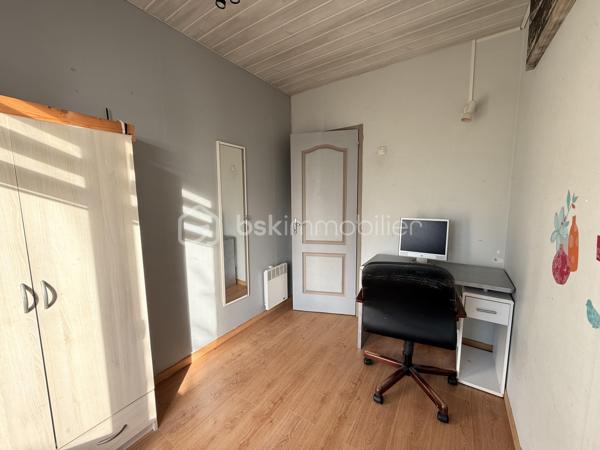 Découvrez cette belle maison en pierre meulière d’environ 100 m², de 6 pièces alliant le charme de l’ancien et le confort moderne.

Elle se compose d’une entrée donnant sur un salon lumineux, d’une cuisine aménagée et équipée, d’un séjour convivial ouvrant sur une agréable terrasse, d’un bureau, ainsi que de 4 chambres (dont 3 espaces nuits) réparties sur deux niveaux, dont une suite parentale.
Un sous-sol (non accessible en voiture) complète l’ensemble, offrant de beaux espaces de rangement.
Un rafraîchissement est à prévoir !

👉 Les atouts majeurs :
. Cette maison a bénéficié de travaux d’isolation, dispose du double vitrage, d’un poêle à granulés et d’une toiture en excellent état.
. Classe énergétique : D
. Une belle dépendance indépendante d’environ 50 m², comprenant un salon-séjour, une cuisine, deux chambres et une salle d’eau. Idéale pour accueillir de la famille, des amis ou envisager un revenu locatif.

L’ensemble est édifié sur un terrain agréable, dans un secteur calme et recherché, à proximité des commerces, écoles et transports.

✨ Une maison pleine de charme, prête à accueillir vos projets de vie ! Visite virtuelle sur demande !!