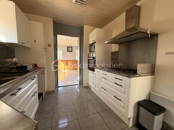Découvrez cette belle maison en pierre meulière d’environ 100 m², de 6 pièces alliant le charme de l’ancien et le confort moderne.

Elle se compose d’une entrée donnant sur un salon lumineux, d’une cuisine aménagée et équipée, d’un séjour convivial ouvrant sur une agréable terrasse, d’un bureau, ainsi que de 4 chambres (dont 3 espaces nuits) réparties sur deux niveaux, dont une suite parentale.
Un sous-sol (non accessible en voiture) complète l’ensemble, offrant de beaux espaces de rangement.
Un rafraîchissement est à prévoir !

👉 Les atouts majeurs :
. Cette maison a bénéficié de travaux d’isolation, dispose du double vitrage, d’un poêle à granulés et d’une toiture en excellent état.
. Classe énergétique : D
. Une belle dépendance indépendante d’environ 50 m², comprenant un salon-séjour, une cuisine, deux chambres et une salle d’eau. Idéale pour accueillir de la famille, des amis ou envisager un revenu locatif.

L’ensemble est édifié sur un terrain agréable, dans un secteur calme et recherché, à proximité des commerces, écoles et transports.

✨ Une maison pleine de charme, prête à accueillir vos projets de vie ! Visite virtuelle sur demande !!