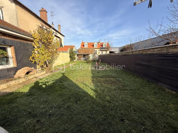 Découvrez cette belle maison en pierre meulière d’environ 100 m², de 6 pièces alliant le charme de l’ancien et le confort moderne.

Elle se compose d’une entrée donnant sur un salon lumineux, d’une cuisine aménagée et équipée, d’un séjour convivial ouvrant sur une agréable terrasse, d’un bureau, ainsi que de 4 chambres (dont 3 espaces nuits) réparties sur deux niveaux, dont une suite parentale.
Un sous-sol (non accessible en voiture) complète l’ensemble, offrant de beaux espaces de rangement.
Un rafraîchissement est à prévoir !

👉 Les atouts majeurs :
. Cette maison a bénéficié de travaux d’isolation, dispose du double vitrage, d’un poêle à granulés et d’une toiture en excellent état.
. Classe énergétique : D
. Une belle dépendance indépendante d’environ 50 m², comprenant un salon-séjour, une cuisine, deux chambres et une salle d’eau. Idéale pour accueillir de la famille, des amis ou envisager un revenu locatif.

L’ensemble est édifié sur un terrain agréable, dans un secteur calme et recherché, à proximité des commerces, écoles et transports.

✨ Une maison pleine de charme, prête à accueillir vos projets de vie ! Visite virtuelle sur demande !!
