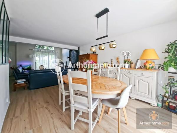 Vente                                                      Maison
                        
                     6 pièces                      142 m2                     à Saint-Pierre-du-Perray