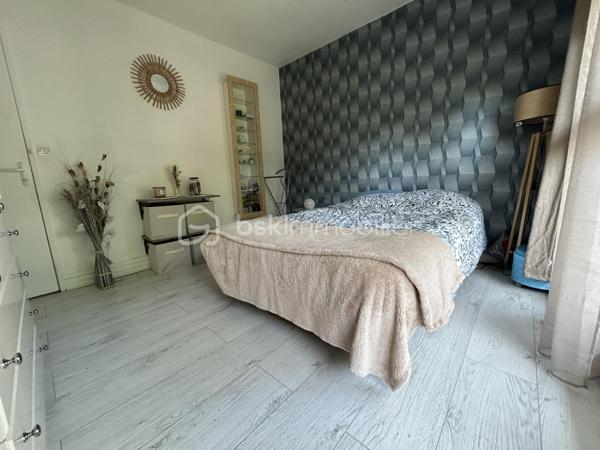 Situé sur la très agréable commune de Yerres, réputée pour son cadre de vie verdoyant et son atmosphère paisible, ce magnifique T4 saura séduire les familles comme les actifs à la recherche d’un environnement privilégié aux portes de Paris.

Au sein d’une résidence arborée, sécurisée et particulièrement recherchée, cet appartement bénéficie d’un emplacement idéal :
✔ à seulement 5 minutes du centre-ville
✔ à 8 minutes à pied de la gare RER D
✔ accès rapide à la N6 et aux grands axes
✔ écoles, commerces et infrastructures accessibles rapidement

La gare vous permet de rejoindre Paris en environ 35 minutes, un véritable atout pour les actifs franciliens.

 Un appartement lumineux et parfaitement entretenu

Dès l’entrée, vous serez séduits par les volumes, la luminosité et la décoration soignée de ce bien.

L’appartement se compose :

d’une entrée indépendante
d’un beau séjour très lumineux
d’une cuisine indépendante entièrement aménagée et équipée
de 3 belles chambres
d’une salle de bains entièrement refaite avec goût
de nombreux espaces de rangement parfaitement intégrés

Véritable coup de cœur :
le séjour s’ouvre sur un très grand balcon avec vue dégagée sur le parc, sans aucun vis-à-vis, offrant un cadre particulièrement calme et verdoyant.

 Les atouts du bien :

✔ aucun vis-à-vis 3ème étage sur un immeuble de 4 étages
✔ résidence calme et arborée
✔ grand balcon avec vue parc
✔ appartement très lumineux
✔ décoration soignée
✔ nombreux rangements
✔ salle de bains récente
✔ emplacement premium proche de tout
✔ charges raisonnables

 Yerres : une ville où il fait bon vivre

Traversée par les bords de l’Yerres, la ville de Yerres est particulièrement appréciée pour :

ses nombreux espaces verts,
ses promenades bucoliques,
son environnement familial,
ses infrastructures sportives et culturelles,
et sa proximité immédiate avec Paris.

 Prix : 238 000 €

 Un appartement coup de cœur offrant calme, lumière, confort et qualité de vie dans l’un des secteurs les plus agréables du secteur.
 À visiter rapidement