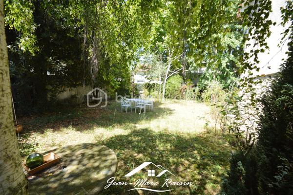** À découvrir sans tarder - Exclusivité **
Je vous propose cette maison familiale de 122 m² habitables offrant plus de 250 m² utiles, édifiée sur un terrain clos arboré de plus de 550 m² avec dépendances comprenant un chalet et un atelier.

Cette propriété de 1954 améliorée en 2000 propose de beaux volumes et un fort potentiel d'aménagement pour répondre à de nombreux projets : grande famille, activité professionnelle à domicile, logement intergénérationnel ou investissement locatif. Elle s'adresse aux amateurs de rénovations et à des bricoleurs en quête d'un projet valorisant. En effet, des travaux de rénovations sont à prévoir.

Le rez-de-jardin accueille un garage, une cuisine d'été, une buanderie, une salle de sport, ainsi qu'une salle d'eau avec WC. 
Le premier étage se compose d'une entrée desservant un séjour lumineux avec salle à manger, une cuisine indépendante, deux chambres, une salle de bains et un WC séparé. 
Au dernier niveau, vous trouverez les combles aménagés avec une chambre supplémentaire, une salle d'eau avec WC ainsi que deux pièces offrant de multiples possibilités d'utilisation : chambres, bureau, salle de jeux ou espace de télétravail.
À l'extérieur, le vaste terrain permet de profiter pleinement des beaux jours et accueille une dépendance composée d'un chalet et d'un atelier, idéale pour les bricoleurs, les artistes ou pour créer des espaces de rangement complémentaires.

Située dans un environnement apprécié du Blanc-Mesnil, à proximité des commodités, des écoles et des transports, cette maison constitue une belle opportunité pour les acquéreurs en quête d'espace et de potentiel.

Une visite s'impose pour apprécier pleinement toutes les possibilités qu'offre ce bien.
