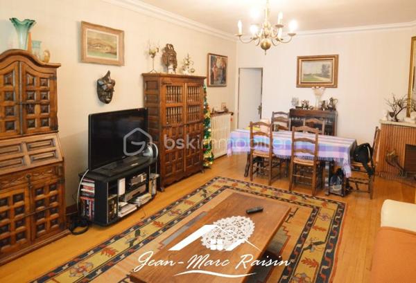 ** À découvrir sans tarder - Exclusivité **
Je vous propose cette maison familiale de 122 m² habitables offrant plus de 250 m² utiles, édifiée sur un terrain clos arboré de plus de 550 m² avec dépendances comprenant un chalet et un atelier.

Cette propriété de 1954 améliorée en 2000 propose de beaux volumes et un fort potentiel d'aménagement pour répondre à de nombreux projets : grande famille, activité professionnelle à domicile, logement intergénérationnel ou investissement locatif. Elle s'adresse aux amateurs de rénovations et à des bricoleurs en quête d'un projet valorisant. En effet, des travaux de rénovations sont à prévoir.

Le rez-de-jardin accueille un garage, une cuisine d'été, une buanderie, une salle de sport, ainsi qu'une salle d'eau avec WC. 
Le premier étage se compose d'une entrée desservant un séjour lumineux avec salle à manger, une cuisine indépendante, deux chambres, une salle de bains et un WC séparé. 
Au dernier niveau, vous trouverez les combles aménagés avec une chambre supplémentaire, une salle d'eau avec WC ainsi que deux pièces offrant de multiples possibilités d'utilisation : chambres, bureau, salle de jeux ou espace de télétravail.
À l'extérieur, le vaste terrain permet de profiter pleinement des beaux jours et accueille une dépendance composée d'un chalet et d'un atelier, idéale pour les bricoleurs, les artistes ou pour créer des espaces de rangement complémentaires.

Située dans un environnement apprécié du Blanc-Mesnil, à proximité des commodités, des écoles et des transports, cette maison constitue une belle opportunité pour les acquéreurs en quête d'espace et de potentiel.

Une visite s'impose pour apprécier pleinement toutes les possibilités qu'offre ce bien.
