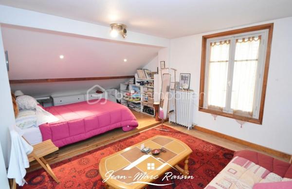 ** À découvrir sans tarder - Exclusivité **
Je vous propose cette maison familiale de 122 m² habitables offrant plus de 250 m² utiles, édifiée sur un terrain clos arboré de plus de 550 m² avec dépendances comprenant un chalet et un atelier.

Cette propriété de 1954 améliorée en 2000 propose de beaux volumes et un fort potentiel d'aménagement pour répondre à de nombreux projets : grande famille, activité professionnelle à domicile, logement intergénérationnel ou investissement locatif. Elle s'adresse aux amateurs de rénovations et à des bricoleurs en quête d'un projet valorisant. En effet, des travaux de rénovations sont à prévoir.

Le rez-de-jardin accueille un garage, une cuisine d'été, une buanderie, une salle de sport, ainsi qu'une salle d'eau avec WC. 
Le premier étage se compose d'une entrée desservant un séjour lumineux avec salle à manger, une cuisine indépendante, deux chambres, une salle de bains et un WC séparé. 
Au dernier niveau, vous trouverez les combles aménagés avec une chambre supplémentaire, une salle d'eau avec WC ainsi que deux pièces offrant de multiples possibilités d'utilisation : chambres, bureau, salle de jeux ou espace de télétravail.
À l'extérieur, le vaste terrain permet de profiter pleinement des beaux jours et accueille une dépendance composée d'un chalet et d'un atelier, idéale pour les bricoleurs, les artistes ou pour créer des espaces de rangement complémentaires.

Située dans un environnement apprécié du Blanc-Mesnil, à proximité des commodités, des écoles et des transports, cette maison constitue une belle opportunité pour les acquéreurs en quête d'espace et de potentiel.

Une visite s'impose pour apprécier pleinement toutes les possibilités qu'offre ce bien.