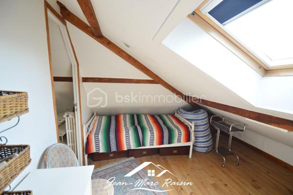 ** À découvrir sans tarder - Exclusivité **
Je vous propose cette maison familiale de 122 m² habitables offrant plus de 250 m² utiles, édifiée sur un terrain clos arboré de plus de 550 m² avec dépendances comprenant un chalet et un atelier.

Cette propriété de 1954 améliorée en 2000 propose de beaux volumes et un fort potentiel d'aménagement pour répondre à de nombreux projets : grande famille, activité professionnelle à domicile, logement intergénérationnel ou investissement locatif. Elle s'adresse aux amateurs de rénovations et à des bricoleurs en quête d'un projet valorisant. En effet, des travaux de rénovations sont à prévoir.

Le rez-de-jardin accueille un garage, une cuisine d'été, une buanderie, une salle de sport, ainsi qu'une salle d'eau avec WC. 
Le premier étage se compose d'une entrée desservant un séjour lumineux avec salle à manger, une cuisine indépendante, deux chambres, une salle de bains et un WC séparé. 
Au dernier niveau, vous trouverez les combles aménagés avec une chambre supplémentaire, une salle d'eau avec WC ainsi que deux pièces offrant de multiples possibilités d'utilisation : chambres, bureau, salle de jeux ou espace de télétravail.
À l'extérieur, le vaste terrain permet de profiter pleinement des beaux jours et accueille une dépendance composée d'un chalet et d'un atelier, idéale pour les bricoleurs, les artistes ou pour créer des espaces de rangement complémentaires.

Située dans un environnement apprécié du Blanc-Mesnil, à proximité des commodités, des écoles et des transports, cette maison constitue une belle opportunité pour les acquéreurs en quête d'espace et de potentiel.

Une visite s'impose pour apprécier pleinement toutes les possibilités qu'offre ce bien.