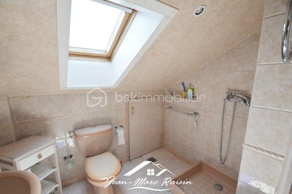 ** À découvrir sans tarder - Exclusivité **
Je vous propose cette maison familiale de 122 m² habitables offrant plus de 250 m² utiles, édifiée sur un terrain clos arboré de plus de 550 m² avec dépendances comprenant un chalet et un atelier.

Cette propriété de 1954 améliorée en 2000 propose de beaux volumes et un fort potentiel d'aménagement pour répondre à de nombreux projets : grande famille, activité professionnelle à domicile, logement intergénérationnel ou investissement locatif. Elle s'adresse aux amateurs de rénovations et à des bricoleurs en quête d'un projet valorisant. En effet, des travaux de rénovations sont à prévoir.

Le rez-de-jardin accueille un garage, une cuisine d'été, une buanderie, une salle de sport, ainsi qu'une salle d'eau avec WC. 
Le premier étage se compose d'une entrée desservant un séjour lumineux avec salle à manger, une cuisine indépendante, deux chambres, une salle de bains et un WC séparé. 
Au dernier niveau, vous trouverez les combles aménagés avec une chambre supplémentaire, une salle d'eau avec WC ainsi que deux pièces offrant de multiples possibilités d'utilisation : chambres, bureau, salle de jeux ou espace de télétravail.
À l'extérieur, le vaste terrain permet de profiter pleinement des beaux jours et accueille une dépendance composée d'un chalet et d'un atelier, idéale pour les bricoleurs, les artistes ou pour créer des espaces de rangement complémentaires.

Située dans un environnement apprécié du Blanc-Mesnil, à proximité des commodités, des écoles et des transports, cette maison constitue une belle opportunité pour les acquéreurs en quête d'espace et de potentiel.

Une visite s'impose pour apprécier pleinement toutes les possibilités qu'offre ce bien.
