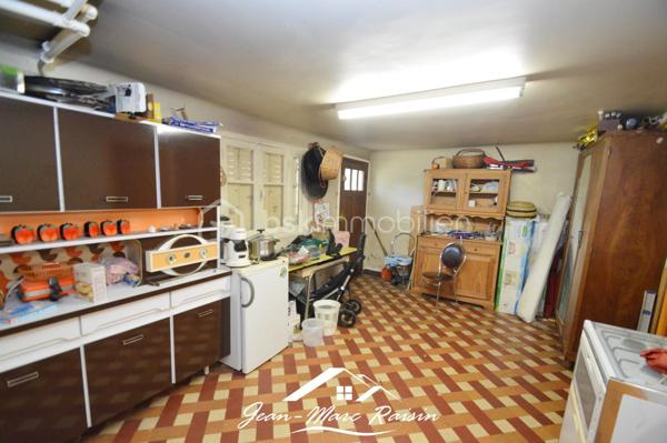 ** À découvrir sans tarder - Exclusivité **
Je vous propose cette maison familiale de 122 m² habitables offrant plus de 250 m² utiles, édifiée sur un terrain clos arboré de plus de 550 m² avec dépendances comprenant un chalet et un atelier.

Cette propriété de 1954 améliorée en 2000 propose de beaux volumes et un fort potentiel d'aménagement pour répondre à de nombreux projets : grande famille, activité professionnelle à domicile, logement intergénérationnel ou investissement locatif. Elle s'adresse aux amateurs de rénovations et à des bricoleurs en quête d'un projet valorisant. En effet, des travaux de rénovations sont à prévoir.

Le rez-de-jardin accueille un garage, une cuisine d'été, une buanderie, une salle de sport, ainsi qu'une salle d'eau avec WC. 
Le premier étage se compose d'une entrée desservant un séjour lumineux avec salle à manger, une cuisine indépendante, deux chambres, une salle de bains et un WC séparé. 
Au dernier niveau, vous trouverez les combles aménagés avec une chambre supplémentaire, une salle d'eau avec WC ainsi que deux pièces offrant de multiples possibilités d'utilisation : chambres, bureau, salle de jeux ou espace de télétravail.
À l'extérieur, le vaste terrain permet de profiter pleinement des beaux jours et accueille une dépendance composée d'un chalet et d'un atelier, idéale pour les bricoleurs, les artistes ou pour créer des espaces de rangement complémentaires.

Située dans un environnement apprécié du Blanc-Mesnil, à proximité des commodités, des écoles et des transports, cette maison constitue une belle opportunité pour les acquéreurs en quête d'espace et de potentiel.

Une visite s'impose pour apprécier pleinement toutes les possibilités qu'offre ce bien.