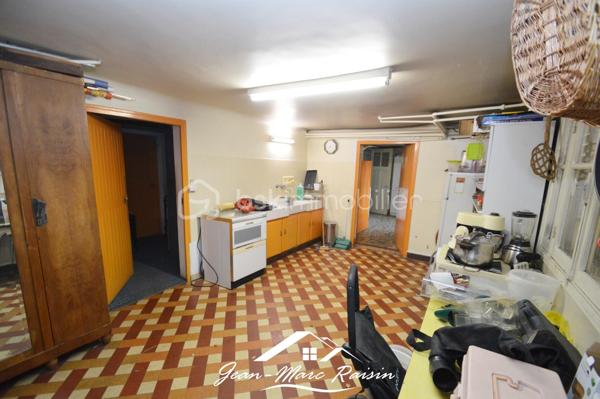 ** À découvrir sans tarder - Exclusivité **
Je vous propose cette maison familiale de 122 m² habitables offrant plus de 250 m² utiles, édifiée sur un terrain clos arboré de plus de 550 m² avec dépendances comprenant un chalet et un atelier.

Cette propriété de 1954 améliorée en 2000 propose de beaux volumes et un fort potentiel d'aménagement pour répondre à de nombreux projets : grande famille, activité professionnelle à domicile, logement intergénérationnel ou investissement locatif. Elle s'adresse aux amateurs de rénovations et à des bricoleurs en quête d'un projet valorisant. En effet, des travaux de rénovations sont à prévoir.

Le rez-de-jardin accueille un garage, une cuisine d'été, une buanderie, une salle de sport, ainsi qu'une salle d'eau avec WC. 
Le premier étage se compose d'une entrée desservant un séjour lumineux avec salle à manger, une cuisine indépendante, deux chambres, une salle de bains et un WC séparé. 
Au dernier niveau, vous trouverez les combles aménagés avec une chambre supplémentaire, une salle d'eau avec WC ainsi que deux pièces offrant de multiples possibilités d'utilisation : chambres, bureau, salle de jeux ou espace de télétravail.
À l'extérieur, le vaste terrain permet de profiter pleinement des beaux jours et accueille une dépendance composée d'un chalet et d'un atelier, idéale pour les bricoleurs, les artistes ou pour créer des espaces de rangement complémentaires.

Située dans un environnement apprécié du Blanc-Mesnil, à proximité des commodités, des écoles et des transports, cette maison constitue une belle opportunité pour les acquéreurs en quête d'espace et de potentiel.

Une visite s'impose pour apprécier pleinement toutes les possibilités qu'offre ce bien.