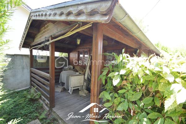 ** À découvrir sans tarder - Exclusivité **
Je vous propose cette maison familiale de 122 m² habitables offrant plus de 250 m² utiles, édifiée sur un terrain clos arboré de plus de 550 m² avec dépendances comprenant un chalet et un atelier.

Cette propriété de 1954 améliorée en 2000 propose de beaux volumes et un fort potentiel d'aménagement pour répondre à de nombreux projets : grande famille, activité professionnelle à domicile, logement intergénérationnel ou investissement locatif. Elle s'adresse aux amateurs de rénovations et à des bricoleurs en quête d'un projet valorisant. En effet, des travaux de rénovations sont à prévoir.

Le rez-de-jardin accueille un garage, une cuisine d'été, une buanderie, une salle de sport, ainsi qu'une salle d'eau avec WC. 
Le premier étage se compose d'une entrée desservant un séjour lumineux avec salle à manger, une cuisine indépendante, deux chambres, une salle de bains et un WC séparé. 
Au dernier niveau, vous trouverez les combles aménagés avec une chambre supplémentaire, une salle d'eau avec WC ainsi que deux pièces offrant de multiples possibilités d'utilisation : chambres, bureau, salle de jeux ou espace de télétravail.
À l'extérieur, le vaste terrain permet de profiter pleinement des beaux jours et accueille une dépendance composée d'un chalet et d'un atelier, idéale pour les bricoleurs, les artistes ou pour créer des espaces de rangement complémentaires.

Située dans un environnement apprécié du Blanc-Mesnil, à proximité des commodités, des écoles et des transports, cette maison constitue une belle opportunité pour les acquéreurs en quête d'espace et de potentiel.

Une visite s'impose pour apprécier pleinement toutes les possibilités qu'offre ce bien.