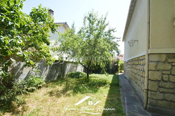 ** À découvrir sans tarder - Exclusivité **
Je vous propose cette maison familiale de 122 m² habitables offrant plus de 250 m² utiles, édifiée sur un terrain clos arboré de plus de 550 m² avec dépendances comprenant un chalet et un atelier.

Cette propriété de 1954 améliorée en 2000 propose de beaux volumes et un fort potentiel d'aménagement pour répondre à de nombreux projets : grande famille, activité professionnelle à domicile, logement intergénérationnel ou investissement locatif. Elle s'adresse aux amateurs de rénovations et à des bricoleurs en quête d'un projet valorisant. En effet, des travaux de rénovations sont à prévoir.

Le rez-de-jardin accueille un garage, une cuisine d'été, une buanderie, une salle de sport, ainsi qu'une salle d'eau avec WC. 
Le premier étage se compose d'une entrée desservant un séjour lumineux avec salle à manger, une cuisine indépendante, deux chambres, une salle de bains et un WC séparé. 
Au dernier niveau, vous trouverez les combles aménagés avec une chambre supplémentaire, une salle d'eau avec WC ainsi que deux pièces offrant de multiples possibilités d'utilisation : chambres, bureau, salle de jeux ou espace de télétravail.
À l'extérieur, le vaste terrain permet de profiter pleinement des beaux jours et accueille une dépendance composée d'un chalet et d'un atelier, idéale pour les bricoleurs, les artistes ou pour créer des espaces de rangement complémentaires.

Située dans un environnement apprécié du Blanc-Mesnil, à proximité des commodités, des écoles et des transports, cette maison constitue une belle opportunité pour les acquéreurs en quête d'espace et de potentiel.

Une visite s'impose pour apprécier pleinement toutes les possibilités qu'offre ce bien.