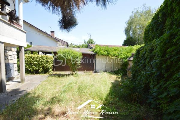 ** À découvrir sans tarder - Exclusivité **
Je vous propose cette maison familiale de 122 m² habitables offrant plus de 250 m² utiles, édifiée sur un terrain clos arboré de plus de 550 m² avec dépendances comprenant un chalet et un atelier.

Cette propriété de 1954 améliorée en 2000 propose de beaux volumes et un fort potentiel d'aménagement pour répondre à de nombreux projets : grande famille, activité professionnelle à domicile, logement intergénérationnel ou investissement locatif. Elle s'adresse aux amateurs de rénovations et à des bricoleurs en quête d'un projet valorisant. En effet, des travaux de rénovations sont à prévoir.

Le rez-de-jardin accueille un garage, une cuisine d'été, une buanderie, une salle de sport, ainsi qu'une salle d'eau avec WC. 
Le premier étage se compose d'une entrée desservant un séjour lumineux avec salle à manger, une cuisine indépendante, deux chambres, une salle de bains et un WC séparé. 
Au dernier niveau, vous trouverez les combles aménagés avec une chambre supplémentaire, une salle d'eau avec WC ainsi que deux pièces offrant de multiples possibilités d'utilisation : chambres, bureau, salle de jeux ou espace de télétravail.
À l'extérieur, le vaste terrain permet de profiter pleinement des beaux jours et accueille une dépendance composée d'un chalet et d'un atelier, idéale pour les bricoleurs, les artistes ou pour créer des espaces de rangement complémentaires.

Située dans un environnement apprécié du Blanc-Mesnil, à proximité des commodités, des écoles et des transports, cette maison constitue une belle opportunité pour les acquéreurs en quête d'espace et de potentiel.

Une visite s'impose pour apprécier pleinement toutes les possibilités qu'offre ce bien.