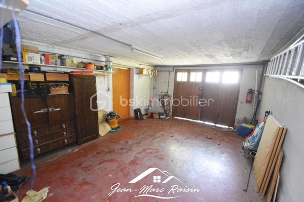 ** À découvrir sans tarder - Exclusivité **
Je vous propose cette maison familiale de 122 m² habitables offrant plus de 250 m² utiles, édifiée sur un terrain clos arboré de plus de 550 m² avec dépendances comprenant un chalet et un atelier.

Cette propriété de 1954 améliorée en 2000 propose de beaux volumes et un fort potentiel d'aménagement pour répondre à de nombreux projets : grande famille, activité professionnelle à domicile, logement intergénérationnel ou investissement locatif. Elle s'adresse aux amateurs de rénovations et à des bricoleurs en quête d'un projet valorisant. En effet, des travaux de rénovations sont à prévoir.

Le rez-de-jardin accueille un garage, une cuisine d'été, une buanderie, une salle de sport, ainsi qu'une salle d'eau avec WC. 
Le premier étage se compose d'une entrée desservant un séjour lumineux avec salle à manger, une cuisine indépendante, deux chambres, une salle de bains et un WC séparé. 
Au dernier niveau, vous trouverez les combles aménagés avec une chambre supplémentaire, une salle d'eau avec WC ainsi que deux pièces offrant de multiples possibilités d'utilisation : chambres, bureau, salle de jeux ou espace de télétravail.
À l'extérieur, le vaste terrain permet de profiter pleinement des beaux jours et accueille une dépendance composée d'un chalet et d'un atelier, idéale pour les bricoleurs, les artistes ou pour créer des espaces de rangement complémentaires.

Située dans un environnement apprécié du Blanc-Mesnil, à proximité des commodités, des écoles et des transports, cette maison constitue une belle opportunité pour les acquéreurs en quête d'espace et de potentiel.

Une visite s'impose pour apprécier pleinement toutes les possibilités qu'offre ce bien.