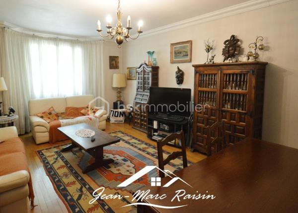 ** À découvrir sans tarder - Exclusivité **
Je vous propose cette maison familiale de 122 m² habitables offrant plus de 250 m² utiles, édifiée sur un terrain clos arboré de plus de 550 m² avec dépendances comprenant un chalet et un atelier.

Cette propriété de 1954 améliorée en 2000 propose de beaux volumes et un fort potentiel d'aménagement pour répondre à de nombreux projets : grande famille, activité professionnelle à domicile, logement intergénérationnel ou investissement locatif. Elle s'adresse aux amateurs de rénovations et à des bricoleurs en quête d'un projet valorisant. En effet, des travaux de rénovations sont à prévoir.

Le rez-de-jardin accueille un garage, une cuisine d'été, une buanderie, une salle de sport, ainsi qu'une salle d'eau avec WC. 
Le premier étage se compose d'une entrée desservant un séjour lumineux avec salle à manger, une cuisine indépendante, deux chambres, une salle de bains et un WC séparé. 
Au dernier niveau, vous trouverez les combles aménagés avec une chambre supplémentaire, une salle d'eau avec WC ainsi que deux pièces offrant de multiples possibilités d'utilisation : chambres, bureau, salle de jeux ou espace de télétravail.
À l'extérieur, le vaste terrain permet de profiter pleinement des beaux jours et accueille une dépendance composée d'un chalet et d'un atelier, idéale pour les bricoleurs, les artistes ou pour créer des espaces de rangement complémentaires.

Située dans un environnement apprécié du Blanc-Mesnil, à proximité des commodités, des écoles et des transports, cette maison constitue une belle opportunité pour les acquéreurs en quête d'espace et de potentiel.

Une visite s'impose pour apprécier pleinement toutes les possibilités qu'offre ce bien.