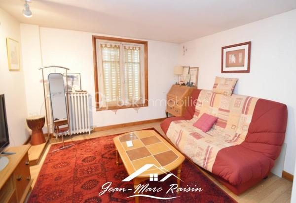 ** À découvrir sans tarder - Exclusivité **
Je vous propose cette maison familiale de 122 m² habitables offrant plus de 250 m² utiles, édifiée sur un terrain clos arboré de plus de 550 m² avec dépendances comprenant un chalet et un atelier.

Cette propriété de 1954 améliorée en 2000 propose de beaux volumes et un fort potentiel d'aménagement pour répondre à de nombreux projets : grande famille, activité professionnelle à domicile, logement intergénérationnel ou investissement locatif. Elle s'adresse aux amateurs de rénovations et à des bricoleurs en quête d'un projet valorisant. En effet, des travaux de rénovations sont à prévoir.

Le rez-de-jardin accueille un garage, une cuisine d'été, une buanderie, une salle de sport, ainsi qu'une salle d'eau avec WC. 
Le premier étage se compose d'une entrée desservant un séjour lumineux avec salle à manger, une cuisine indépendante, deux chambres, une salle de bains et un WC séparé. 
Au dernier niveau, vous trouverez les combles aménagés avec une chambre supplémentaire, une salle d'eau avec WC ainsi que deux pièces offrant de multiples possibilités d'utilisation : chambres, bureau, salle de jeux ou espace de télétravail.
À l'extérieur, le vaste terrain permet de profiter pleinement des beaux jours et accueille une dépendance composée d'un chalet et d'un atelier, idéale pour les bricoleurs, les artistes ou pour créer des espaces de rangement complémentaires.

Située dans un environnement apprécié du Blanc-Mesnil, à proximité des commodités, des écoles et des transports, cette maison constitue une belle opportunité pour les acquéreurs en quête d'espace et de potentiel.

Une visite s'impose pour apprécier pleinement toutes les possibilités qu'offre ce bien.