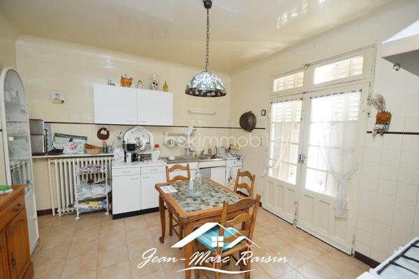 ** À découvrir sans tarder - Exclusivité **
Je vous propose cette maison familiale de 122 m² habitables offrant plus de 250 m² utiles, édifiée sur un terrain clos arboré de plus de 550 m² avec dépendances comprenant un chalet et un atelier.

Cette propriété de 1954 améliorée en 2000 propose de beaux volumes et un fort potentiel d'aménagement pour répondre à de nombreux projets : grande famille, activité professionnelle à domicile, logement intergénérationnel ou investissement locatif. Elle s'adresse aux amateurs de rénovations et à des bricoleurs en quête d'un projet valorisant. En effet, des travaux de rénovations sont à prévoir.

Le rez-de-jardin accueille un garage, une cuisine d'été, une buanderie, une salle de sport, ainsi qu'une salle d'eau avec WC. 
Le premier étage se compose d'une entrée desservant un séjour lumineux avec salle à manger, une cuisine indépendante, deux chambres, une salle de bains et un WC séparé. 
Au dernier niveau, vous trouverez les combles aménagés avec une chambre supplémentaire, une salle d'eau avec WC ainsi que deux pièces offrant de multiples possibilités d'utilisation : chambres, bureau, salle de jeux ou espace de télétravail.
À l'extérieur, le vaste terrain permet de profiter pleinement des beaux jours et accueille une dépendance composée d'un chalet et d'un atelier, idéale pour les bricoleurs, les artistes ou pour créer des espaces de rangement complémentaires.

Située dans un environnement apprécié du Blanc-Mesnil, à proximité des commodités, des écoles et des transports, cette maison constitue une belle opportunité pour les acquéreurs en quête d'espace et de potentiel.

Une visite s'impose pour apprécier pleinement toutes les possibilités qu'offre ce bien.