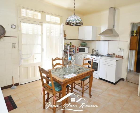 ** À découvrir sans tarder - Exclusivité **
Je vous propose cette maison familiale de 122 m² habitables offrant plus de 250 m² utiles, édifiée sur un terrain clos arboré de plus de 550 m² avec dépendances comprenant un chalet et un atelier.

Cette propriété de 1954 améliorée en 2000 propose de beaux volumes et un fort potentiel d'aménagement pour répondre à de nombreux projets : grande famille, activité professionnelle à domicile, logement intergénérationnel ou investissement locatif. Elle s'adresse aux amateurs de rénovations et à des bricoleurs en quête d'un projet valorisant. En effet, des travaux de rénovations sont à prévoir.

Le rez-de-jardin accueille un garage, une cuisine d'été, une buanderie, une salle de sport, ainsi qu'une salle d'eau avec WC. 
Le premier étage se compose d'une entrée desservant un séjour lumineux avec salle à manger, une cuisine indépendante, deux chambres, une salle de bains et un WC séparé. 
Au dernier niveau, vous trouverez les combles aménagés avec une chambre supplémentaire, une salle d'eau avec WC ainsi que deux pièces offrant de multiples possibilités d'utilisation : chambres, bureau, salle de jeux ou espace de télétravail.
À l'extérieur, le vaste terrain permet de profiter pleinement des beaux jours et accueille une dépendance composée d'un chalet et d'un atelier, idéale pour les bricoleurs, les artistes ou pour créer des espaces de rangement complémentaires.

Située dans un environnement apprécié du Blanc-Mesnil, à proximité des commodités, des écoles et des transports, cette maison constitue une belle opportunité pour les acquéreurs en quête d'espace et de potentiel.

Une visite s'impose pour apprécier pleinement toutes les possibilités qu'offre ce bien.