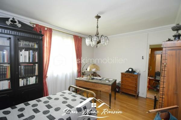 ** À découvrir sans tarder - Exclusivité **
Je vous propose cette maison familiale de 122 m² habitables offrant plus de 250 m² utiles, édifiée sur un terrain clos arboré de plus de 550 m² avec dépendances comprenant un chalet et un atelier.

Cette propriété de 1954 améliorée en 2000 propose de beaux volumes et un fort potentiel d'aménagement pour répondre à de nombreux projets : grande famille, activité professionnelle à domicile, logement intergénérationnel ou investissement locatif. Elle s'adresse aux amateurs de rénovations et à des bricoleurs en quête d'un projet valorisant. En effet, des travaux de rénovations sont à prévoir.

Le rez-de-jardin accueille un garage, une cuisine d'été, une buanderie, une salle de sport, ainsi qu'une salle d'eau avec WC. 
Le premier étage se compose d'une entrée desservant un séjour lumineux avec salle à manger, une cuisine indépendante, deux chambres, une salle de bains et un WC séparé. 
Au dernier niveau, vous trouverez les combles aménagés avec une chambre supplémentaire, une salle d'eau avec WC ainsi que deux pièces offrant de multiples possibilités d'utilisation : chambres, bureau, salle de jeux ou espace de télétravail.
À l'extérieur, le vaste terrain permet de profiter pleinement des beaux jours et accueille une dépendance composée d'un chalet et d'un atelier, idéale pour les bricoleurs, les artistes ou pour créer des espaces de rangement complémentaires.

Située dans un environnement apprécié du Blanc-Mesnil, à proximité des commodités, des écoles et des transports, cette maison constitue une belle opportunité pour les acquéreurs en quête d'espace et de potentiel.

Une visite s'impose pour apprécier pleinement toutes les possibilités qu'offre ce bien.