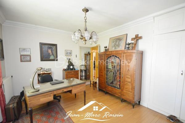 ** À découvrir sans tarder - Exclusivité **
Je vous propose cette maison familiale de 122 m² habitables offrant plus de 250 m² utiles, édifiée sur un terrain clos arboré de plus de 550 m² avec dépendances comprenant un chalet et un atelier.

Cette propriété de 1954 améliorée en 2000 propose de beaux volumes et un fort potentiel d'aménagement pour répondre à de nombreux projets : grande famille, activité professionnelle à domicile, logement intergénérationnel ou investissement locatif. Elle s'adresse aux amateurs de rénovations et à des bricoleurs en quête d'un projet valorisant. En effet, des travaux de rénovations sont à prévoir.

Le rez-de-jardin accueille un garage, une cuisine d'été, une buanderie, une salle de sport, ainsi qu'une salle d'eau avec WC. 
Le premier étage se compose d'une entrée desservant un séjour lumineux avec salle à manger, une cuisine indépendante, deux chambres, une salle de bains et un WC séparé. 
Au dernier niveau, vous trouverez les combles aménagés avec une chambre supplémentaire, une salle d'eau avec WC ainsi que deux pièces offrant de multiples possibilités d'utilisation : chambres, bureau, salle de jeux ou espace de télétravail.
À l'extérieur, le vaste terrain permet de profiter pleinement des beaux jours et accueille une dépendance composée d'un chalet et d'un atelier, idéale pour les bricoleurs, les artistes ou pour créer des espaces de rangement complémentaires.

Située dans un environnement apprécié du Blanc-Mesnil, à proximité des commodités, des écoles et des transports, cette maison constitue une belle opportunité pour les acquéreurs en quête d'espace et de potentiel.

Une visite s'impose pour apprécier pleinement toutes les possibilités qu'offre ce bien.