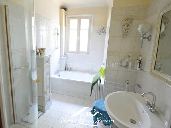 ** À découvrir sans tarder - Exclusivité **
Je vous propose cette maison familiale de 122 m² habitables offrant plus de 250 m² utiles, édifiée sur un terrain clos arboré de plus de 550 m² avec dépendances comprenant un chalet et un atelier.

Cette propriété de 1954 améliorée en 2000 propose de beaux volumes et un fort potentiel d'aménagement pour répondre à de nombreux projets : grande famille, activité professionnelle à domicile, logement intergénérationnel ou investissement locatif. Elle s'adresse aux amateurs de rénovations et à des bricoleurs en quête d'un projet valorisant. En effet, des travaux de rénovations sont à prévoir.

Le rez-de-jardin accueille un garage, une cuisine d'été, une buanderie, une salle de sport, ainsi qu'une salle d'eau avec WC. 
Le premier étage se compose d'une entrée desservant un séjour lumineux avec salle à manger, une cuisine indépendante, deux chambres, une salle de bains et un WC séparé. 
Au dernier niveau, vous trouverez les combles aménagés avec une chambre supplémentaire, une salle d'eau avec WC ainsi que deux pièces offrant de multiples possibilités d'utilisation : chambres, bureau, salle de jeux ou espace de télétravail.
À l'extérieur, le vaste terrain permet de profiter pleinement des beaux jours et accueille une dépendance composée d'un chalet et d'un atelier, idéale pour les bricoleurs, les artistes ou pour créer des espaces de rangement complémentaires.

Située dans un environnement apprécié du Blanc-Mesnil, à proximité des commodités, des écoles et des transports, cette maison constitue une belle opportunité pour les acquéreurs en quête d'espace et de potentiel.

Une visite s'impose pour apprécier pleinement toutes les possibilités qu'offre ce bien.