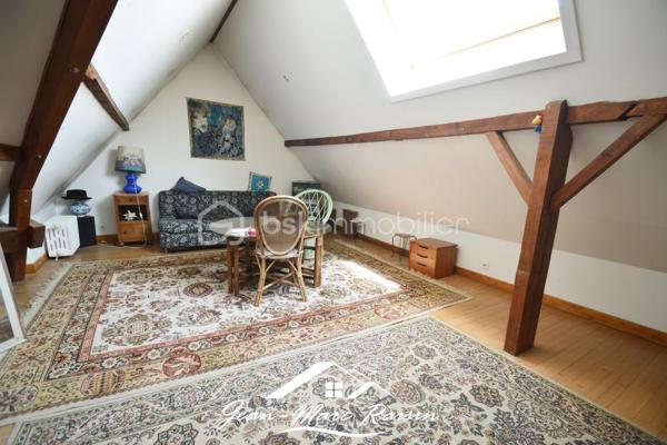 ** À découvrir sans tarder - Exclusivité **
Je vous propose cette maison familiale de 122 m² habitables offrant plus de 250 m² utiles, édifiée sur un terrain clos arboré de plus de 550 m² avec dépendances comprenant un chalet et un atelier.

Cette propriété de 1954 améliorée en 2000 propose de beaux volumes et un fort potentiel d'aménagement pour répondre à de nombreux projets : grande famille, activité professionnelle à domicile, logement intergénérationnel ou investissement locatif. Elle s'adresse aux amateurs de rénovations et à des bricoleurs en quête d'un projet valorisant. En effet, des travaux de rénovations sont à prévoir.

Le rez-de-jardin accueille un garage, une cuisine d'été, une buanderie, une salle de sport, ainsi qu'une salle d'eau avec WC. 
Le premier étage se compose d'une entrée desservant un séjour lumineux avec salle à manger, une cuisine indépendante, deux chambres, une salle de bains et un WC séparé. 
Au dernier niveau, vous trouverez les combles aménagés avec une chambre supplémentaire, une salle d'eau avec WC ainsi que deux pièces offrant de multiples possibilités d'utilisation : chambres, bureau, salle de jeux ou espace de télétravail.
À l'extérieur, le vaste terrain permet de profiter pleinement des beaux jours et accueille une dépendance composée d'un chalet et d'un atelier, idéale pour les bricoleurs, les artistes ou pour créer des espaces de rangement complémentaires.

Située dans un environnement apprécié du Blanc-Mesnil, à proximité des commodités, des écoles et des transports, cette maison constitue une belle opportunité pour les acquéreurs en quête d'espace et de potentiel.

Une visite s'impose pour apprécier pleinement toutes les possibilités qu'offre ce bien.