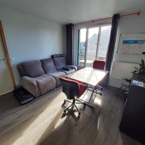 4 PIECES  DANS PETITE RESIDENCE AVEC FAIBLES CHARGES