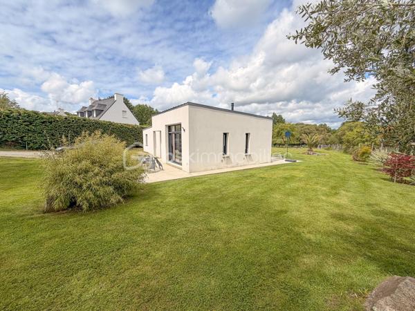 PLUNERET – Nouveauté BSK Immobilier

Dans un environnement calme et très recherché, venez découvrir cette belle maison de plain-pied construite en 2018, offrant confort moderne et beaux volumes.

Elle se compose d’une entrée avec placard, d’une spacieuse et lumineuse pièce de vie avec cuisine aménagée et entièrement équipée, agrémentée d’un poêle à pellets, idéale pour des moments conviviaux en famille.

L’espace nuit propose 4 chambres, dont une suite parentale avec salle d’eau privative, une salle de bains, un WC indépendant ainsi qu’une chaufferie/buanderie.

À l’extérieur, vous profiterez d’un magnifique terrain arboré et entièrement clôturé d’environ 2 900 m², avec abri de jardin, offrant un cadre de vie agréable et verdoyant.

Les atouts :

Secteur très prisé
Vie de plain-pied
Maison récente et fonctionnelle
Grande parcelle arborée
Beaux volumes et luminosité.

Une maison idéale pour une famille en quête de tranquillité et de confort, à proximité des commodités.