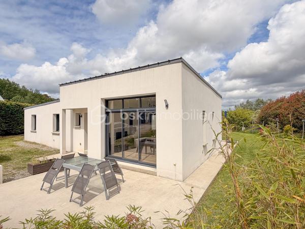 PLUNERET – Nouveauté BSK Immobilier

Dans un environnement calme et très recherché, venez découvrir cette belle maison de plain-pied construite en 2018, offrant confort moderne et beaux volumes.

Elle se compose d’une entrée avec placard, d’une spacieuse et lumineuse pièce de vie avec cuisine aménagée et entièrement équipée, agrémentée d’un poêle à pellets, idéale pour des moments conviviaux en famille.

L’espace nuit propose 4 chambres, dont une suite parentale avec salle d’eau privative, une salle de bains, un WC indépendant ainsi qu’une chaufferie/buanderie.

À l’extérieur, vous profiterez d’un magnifique terrain arboré et entièrement clôturé d’environ 2 900 m², avec abri de jardin, offrant un cadre de vie agréable et verdoyant.

Les atouts :

Secteur très prisé
Vie de plain-pied
Maison récente et fonctionnelle
Grande parcelle arborée
Beaux volumes et luminosité.

Une maison idéale pour une famille en quête de tranquillité et de confort, à proximité des commodités.