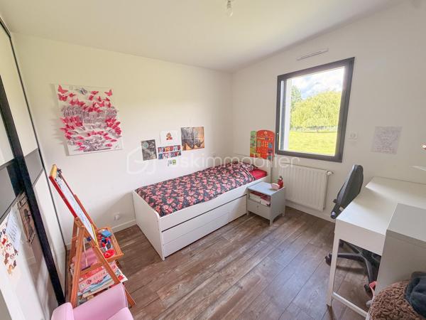 PLUNERET – Nouveauté BSK Immobilier

Dans un environnement calme et très recherché, venez découvrir cette belle maison de plain-pied construite en 2018, offrant confort moderne et beaux volumes.

Elle se compose d’une entrée avec placard, d’une spacieuse et lumineuse pièce de vie avec cuisine aménagée et entièrement équipée, agrémentée d’un poêle à pellets, idéale pour des moments conviviaux en famille.

L’espace nuit propose 4 chambres, dont une suite parentale avec salle d’eau privative, une salle de bains, un WC indépendant ainsi qu’une chaufferie/buanderie.

À l’extérieur, vous profiterez d’un magnifique terrain arboré et entièrement clôturé d’environ 2 900 m², avec abri de jardin, offrant un cadre de vie agréable et verdoyant.

Les atouts :

Secteur très prisé
Vie de plain-pied
Maison récente et fonctionnelle
Grande parcelle arborée
Beaux volumes et luminosité.

Une maison idéale pour une famille en quête de tranquillité et de confort, à proximité des commodités.