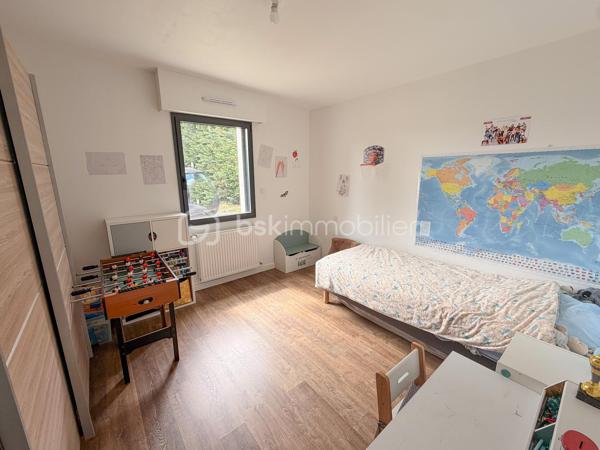 PLUNERET – Nouveauté BSK Immobilier

Dans un environnement calme et très recherché, venez découvrir cette belle maison de plain-pied construite en 2018, offrant confort moderne et beaux volumes.

Elle se compose d’une entrée avec placard, d’une spacieuse et lumineuse pièce de vie avec cuisine aménagée et entièrement équipée, agrémentée d’un poêle à pellets, idéale pour des moments conviviaux en famille.

L’espace nuit propose 4 chambres, dont une suite parentale avec salle d’eau privative, une salle de bains, un WC indépendant ainsi qu’une chaufferie/buanderie.

À l’extérieur, vous profiterez d’un magnifique terrain arboré et entièrement clôturé d’environ 2 900 m², avec abri de jardin, offrant un cadre de vie agréable et verdoyant.

Les atouts :

Secteur très prisé
Vie de plain-pied
Maison récente et fonctionnelle
Grande parcelle arborée
Beaux volumes et luminosité.

Une maison idéale pour une famille en quête de tranquillité et de confort, à proximité des commodités.