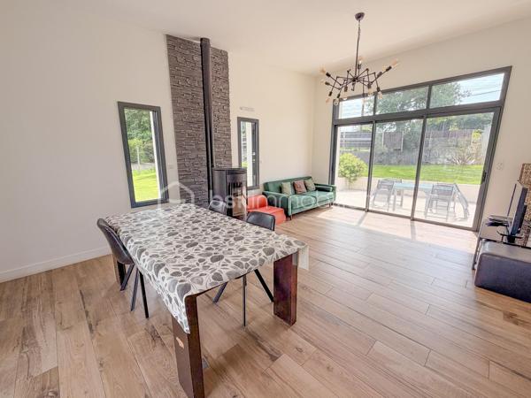 PLUNERET – Nouveauté BSK Immobilier

Dans un environnement calme et très recherché, venez découvrir cette belle maison de plain-pied construite en 2018, offrant confort moderne et beaux volumes.

Elle se compose d’une entrée avec placard, d’une spacieuse et lumineuse pièce de vie avec cuisine aménagée et entièrement équipée, agrémentée d’un poêle à pellets, idéale pour des moments conviviaux en famille.

L’espace nuit propose 4 chambres, dont une suite parentale avec salle d’eau privative, une salle de bains, un WC indépendant ainsi qu’une chaufferie/buanderie.

À l’extérieur, vous profiterez d’un magnifique terrain arboré et entièrement clôturé d’environ 2 900 m², avec abri de jardin, offrant un cadre de vie agréable et verdoyant.

Les atouts :

Secteur très prisé
Vie de plain-pied
Maison récente et fonctionnelle
Grande parcelle arborée
Beaux volumes et luminosité.

Une maison idéale pour une famille en quête de tranquillité et de confort, à proximité des commodités.