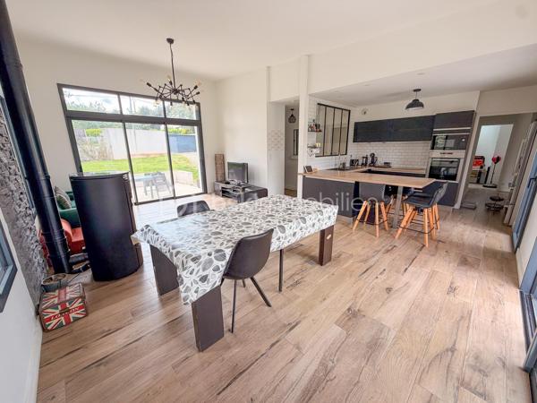 PLUNERET – Nouveauté BSK Immobilier

Dans un environnement calme et très recherché, venez découvrir cette belle maison de plain-pied construite en 2018, offrant confort moderne et beaux volumes.

Elle se compose d’une entrée avec placard, d’une spacieuse et lumineuse pièce de vie avec cuisine aménagée et entièrement équipée, agrémentée d’un poêle à pellets, idéale pour des moments conviviaux en famille.

L’espace nuit propose 4 chambres, dont une suite parentale avec salle d’eau privative, une salle de bains, un WC indépendant ainsi qu’une chaufferie/buanderie.

À l’extérieur, vous profiterez d’un magnifique terrain arboré et entièrement clôturé d’environ 2 900 m², avec abri de jardin, offrant un cadre de vie agréable et verdoyant.

Les atouts :

Secteur très prisé
Vie de plain-pied
Maison récente et fonctionnelle
Grande parcelle arborée
Beaux volumes et luminosité.

Une maison idéale pour une famille en quête de tranquillité et de confort, à proximité des commodités.