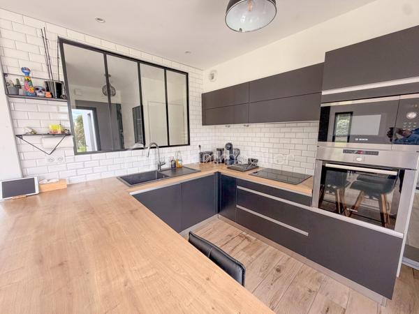 PLUNERET – Nouveauté BSK Immobilier

Dans un environnement calme et très recherché, venez découvrir cette belle maison de plain-pied construite en 2018, offrant confort moderne et beaux volumes.

Elle se compose d’une entrée avec placard, d’une spacieuse et lumineuse pièce de vie avec cuisine aménagée et entièrement équipée, agrémentée d’un poêle à pellets, idéale pour des moments conviviaux en famille.

L’espace nuit propose 4 chambres, dont une suite parentale avec salle d’eau privative, une salle de bains, un WC indépendant ainsi qu’une chaufferie/buanderie.

À l’extérieur, vous profiterez d’un magnifique terrain arboré et entièrement clôturé d’environ 2 900 m², avec abri de jardin, offrant un cadre de vie agréable et verdoyant.

Les atouts :

Secteur très prisé
Vie de plain-pied
Maison récente et fonctionnelle
Grande parcelle arborée
Beaux volumes et luminosité.

Une maison idéale pour une famille en quête de tranquillité et de confort, à proximité des commodités.