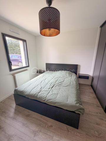 PLUNERET – Nouveauté BSK Immobilier

Dans un environnement calme et très recherché, venez découvrir cette belle maison de plain-pied construite en 2018, offrant confort moderne et beaux volumes.

Elle se compose d’une entrée avec placard, d’une spacieuse et lumineuse pièce de vie avec cuisine aménagée et entièrement équipée, agrémentée d’un poêle à pellets, idéale pour des moments conviviaux en famille.

L’espace nuit propose 4 chambres, dont une suite parentale avec salle d’eau privative, une salle de bains, un WC indépendant ainsi qu’une chaufferie/buanderie.

À l’extérieur, vous profiterez d’un magnifique terrain arboré et entièrement clôturé d’environ 2 900 m², avec abri de jardin, offrant un cadre de vie agréable et verdoyant.

Les atouts :

Secteur très prisé
Vie de plain-pied
Maison récente et fonctionnelle
Grande parcelle arborée
Beaux volumes et luminosité.

Une maison idéale pour une famille en quête de tranquillité et de confort, à proximité des commodités.