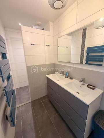 PLUNERET – Nouveauté BSK Immobilier

Dans un environnement calme et très recherché, venez découvrir cette belle maison de plain-pied construite en 2018, offrant confort moderne et beaux volumes.

Elle se compose d’une entrée avec placard, d’une spacieuse et lumineuse pièce de vie avec cuisine aménagée et entièrement équipée, agrémentée d’un poêle à pellets, idéale pour des moments conviviaux en famille.

L’espace nuit propose 4 chambres, dont une suite parentale avec salle d’eau privative, une salle de bains, un WC indépendant ainsi qu’une chaufferie/buanderie.

À l’extérieur, vous profiterez d’un magnifique terrain arboré et entièrement clôturé d’environ 2 900 m², avec abri de jardin, offrant un cadre de vie agréable et verdoyant.

Les atouts :

Secteur très prisé
Vie de plain-pied
Maison récente et fonctionnelle
Grande parcelle arborée
Beaux volumes et luminosité.

Une maison idéale pour une famille en quête de tranquillité et de confort, à proximité des commodités.