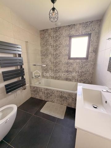 PLUNERET – Nouveauté BSK Immobilier

Dans un environnement calme et très recherché, venez découvrir cette belle maison de plain-pied construite en 2018, offrant confort moderne et beaux volumes.

Elle se compose d’une entrée avec placard, d’une spacieuse et lumineuse pièce de vie avec cuisine aménagée et entièrement équipée, agrémentée d’un poêle à pellets, idéale pour des moments conviviaux en famille.

L’espace nuit propose 4 chambres, dont une suite parentale avec salle d’eau privative, une salle de bains, un WC indépendant ainsi qu’une chaufferie/buanderie.

À l’extérieur, vous profiterez d’un magnifique terrain arboré et entièrement clôturé d’environ 2 900 m², avec abri de jardin, offrant un cadre de vie agréable et verdoyant.

Les atouts :

Secteur très prisé
Vie de plain-pied
Maison récente et fonctionnelle
Grande parcelle arborée
Beaux volumes et luminosité.

Une maison idéale pour une famille en quête de tranquillité et de confort, à proximité des commodités.